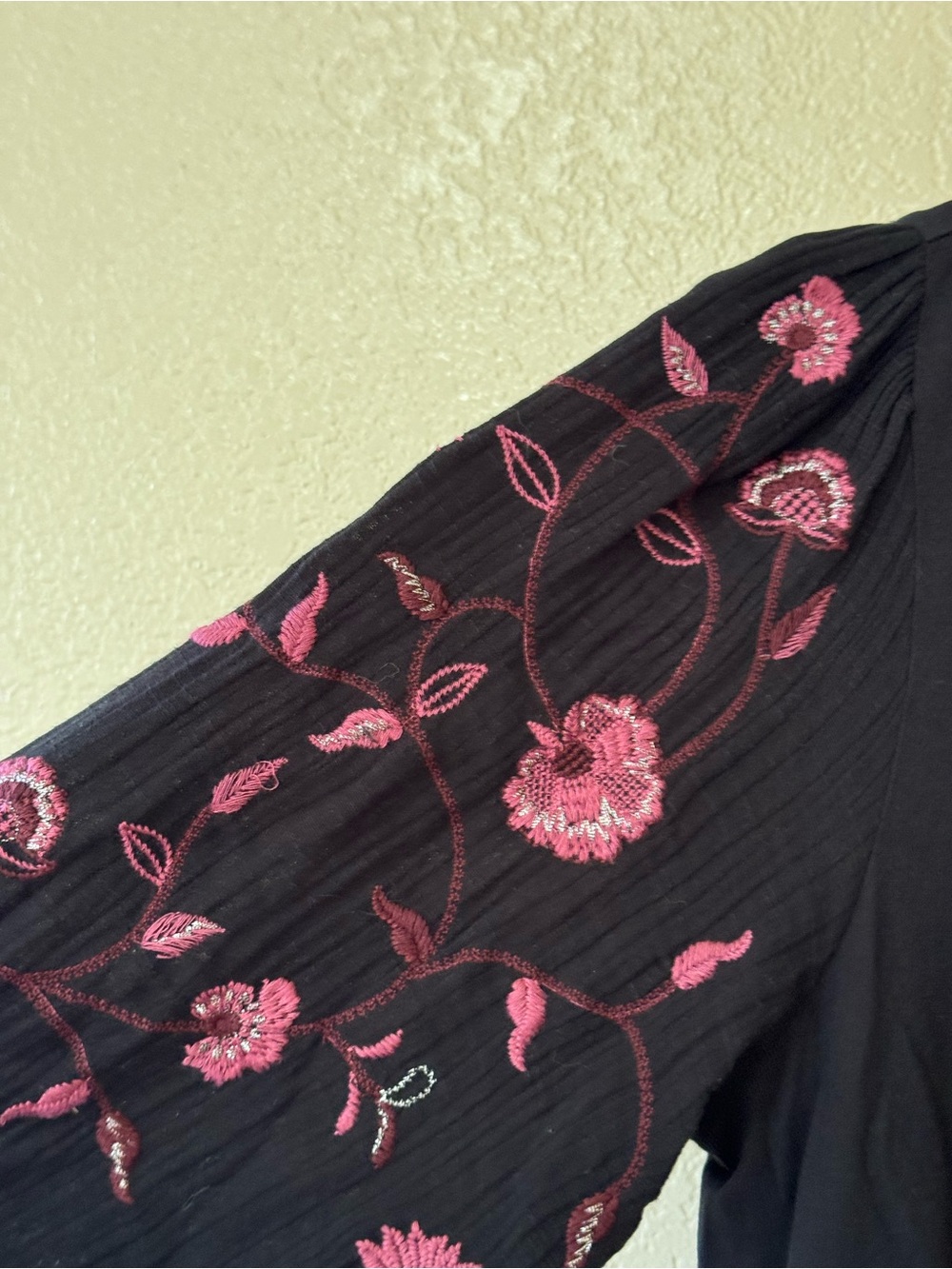 Chico's Black Knit Top with Floral Embroidered Balloon Sleeves Size Medium - Picture 4 of 11